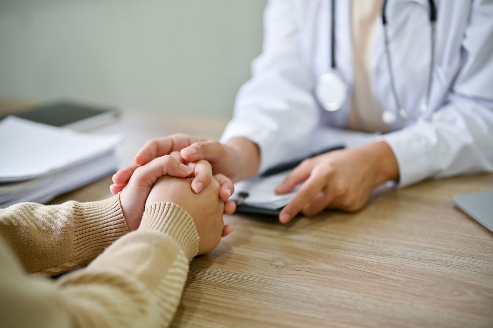 signs-of-opioid-addiction Doctor reassuring patient that they can overcome opioid addiction